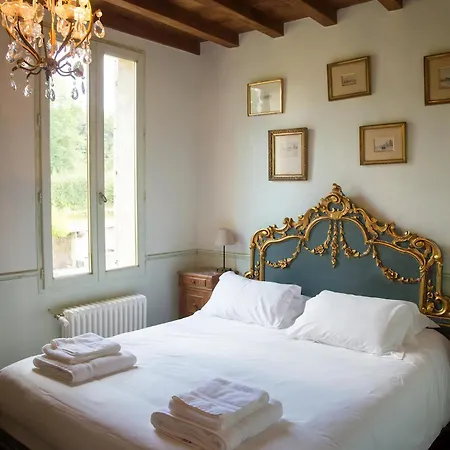 Peaceful Forest Retreat Near Saint Emilion