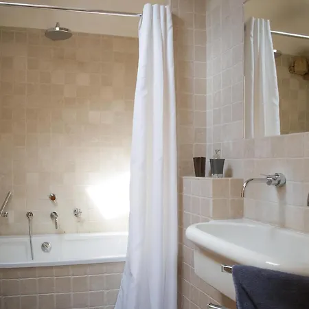 別荘 Peaceful Forest Retreat Near Saint Emilion *