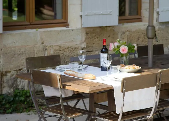 펜션 Peaceful Forest Retreat Near Saint Emilion *