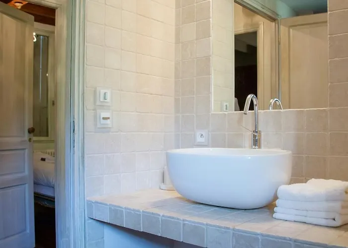 Peaceful Forest Retreat Near Saint Emilion *